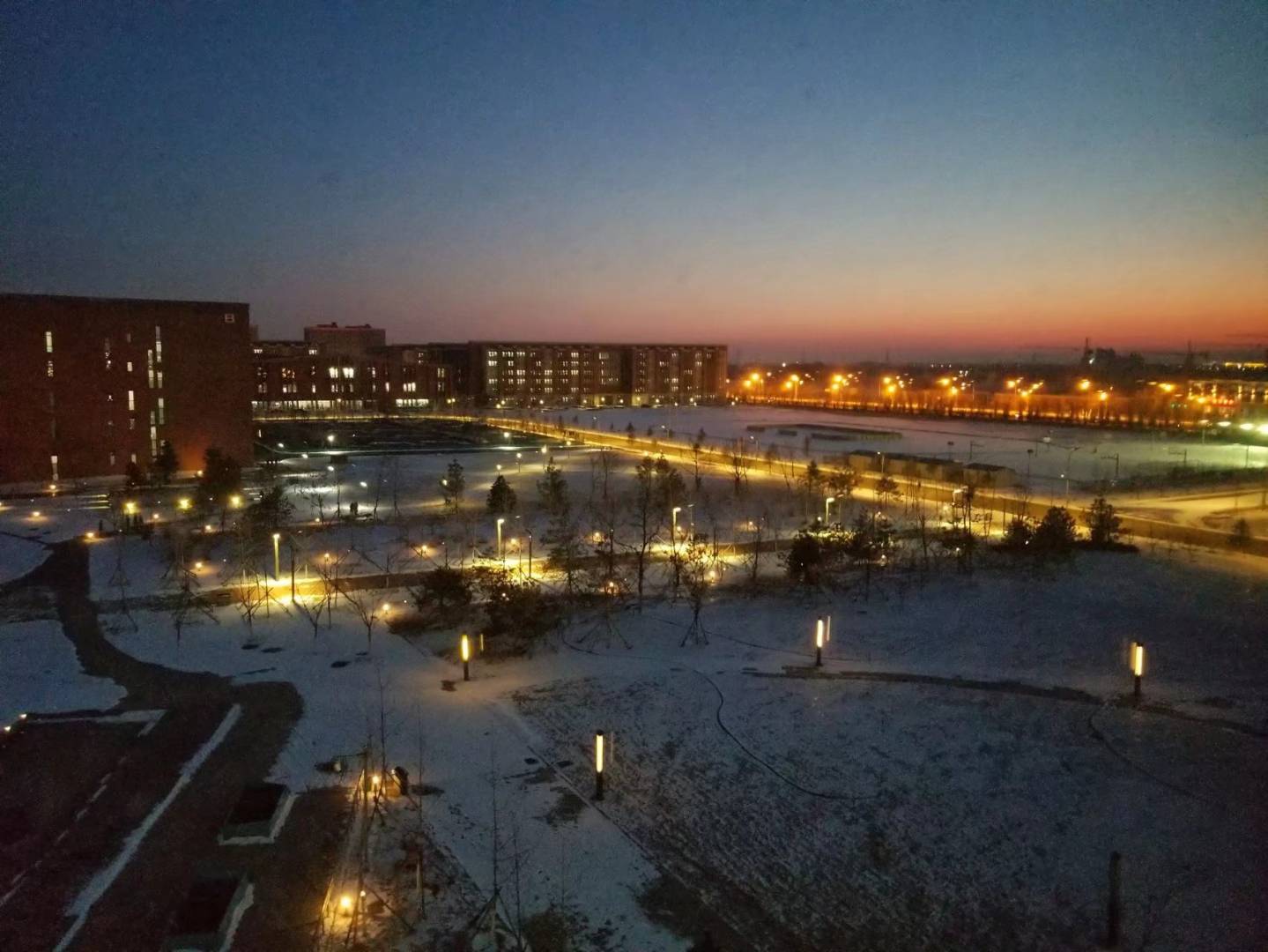 东大夜景.JPG